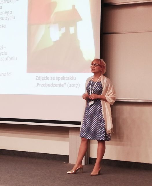 Renata Zuba podczas wystąpienia z prezentacją
